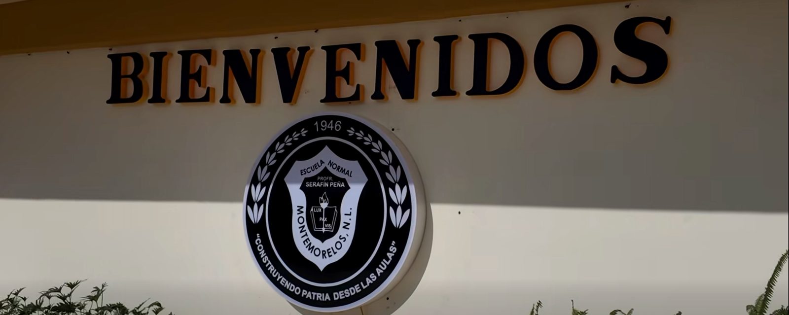 Escudo de la Escuela Normal Profr. Serafín Peña con la palabra Bienvenidos